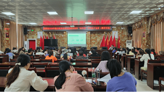 辰溪县妇联开展"巾帼普法乡村行"公益普法活动