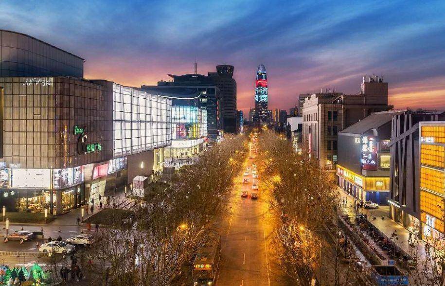 一条横贯济南老城区的东西马路泉城路,这是一条以城市命名的道路济南