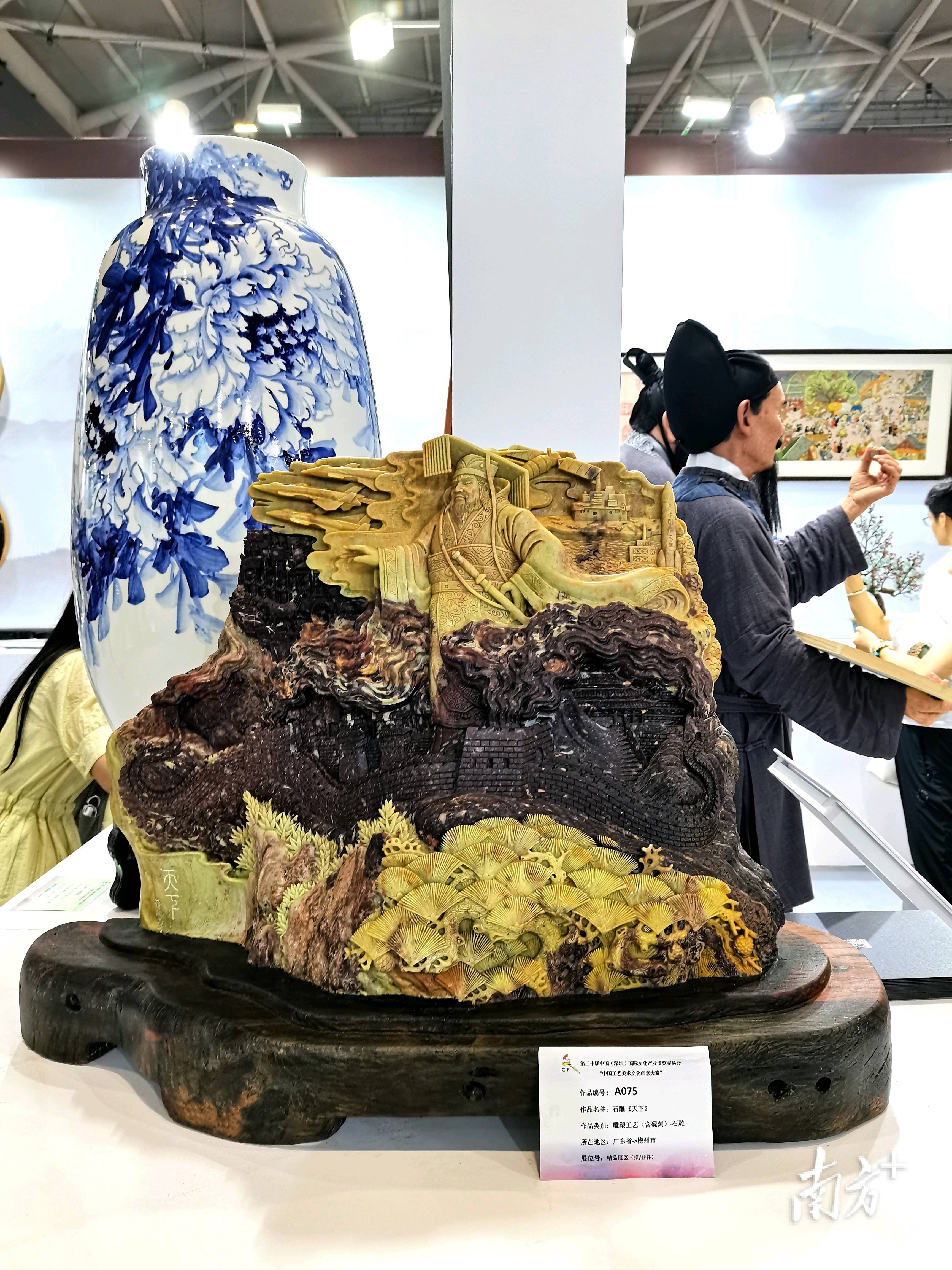 "我在青黑双色叶蜡石上进行创作,雕刻出千古一帝立于长城之上,用时