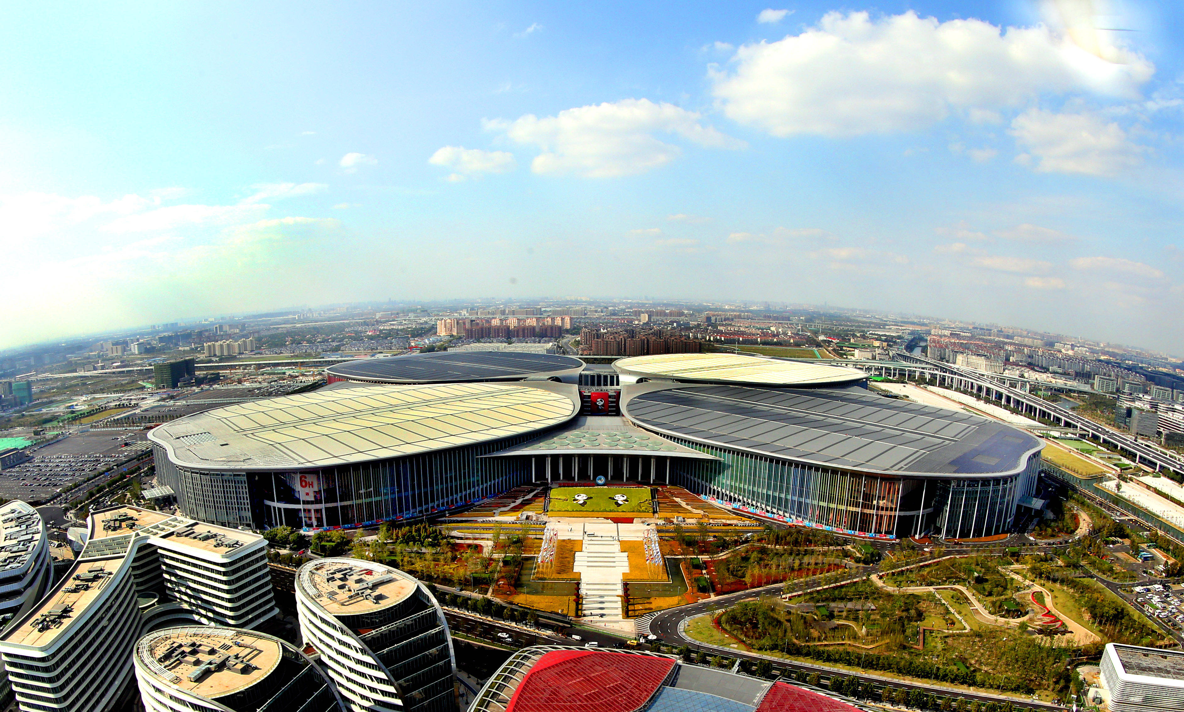 月19日拍摄的首届中国国际进口博览会举办场地——国家会展中心(上海)