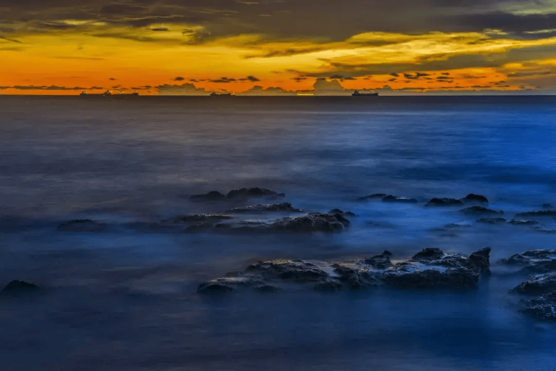 渐变的色彩守望着茫茫大海也是北部湾重要的航标石山上的灯塔不只是