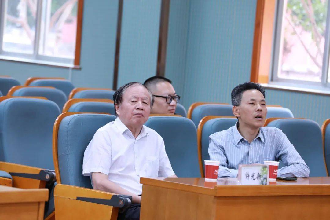 新吴区老科协党支部书记姜庆余,会长王新林,副会长徐建华,秘书长蒋丽