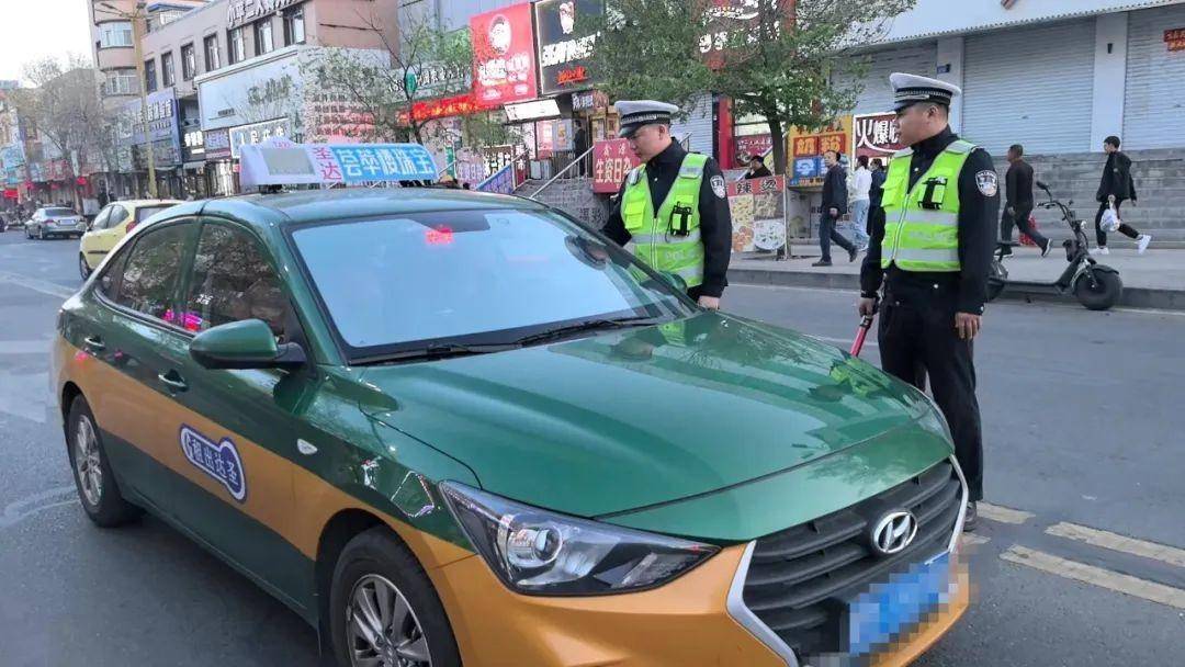 黑龙江省绥化市青冈县公安局持续开展夜查酒驾统一行动,筑牢安全防线