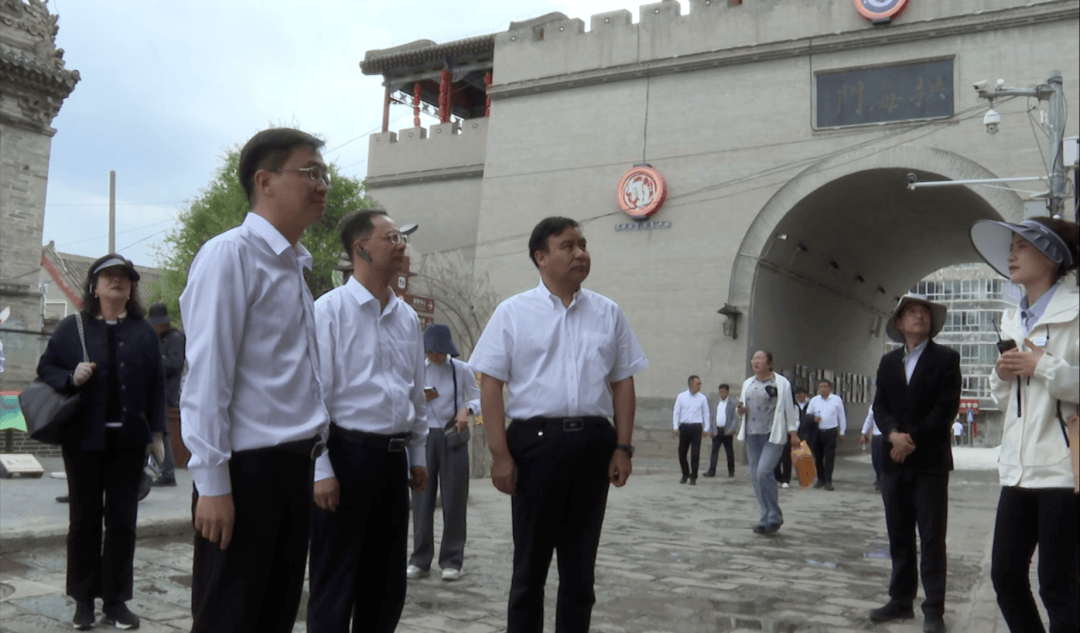 湟源县委副书记,副县长翟龙介绍了南京历保集团与湟源丹青文旅集团