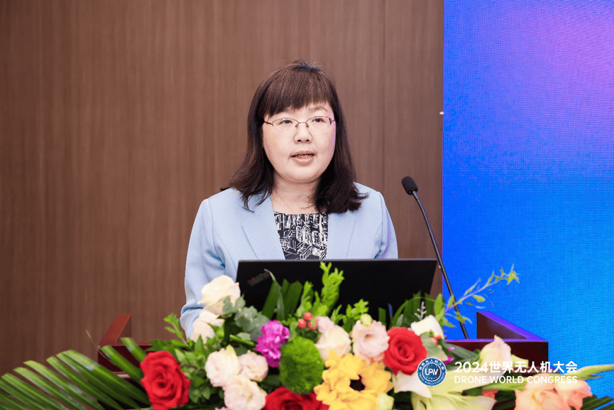 吴纯以行业当前国际国内发展形势为背景,介绍了无人机在民用机场相关