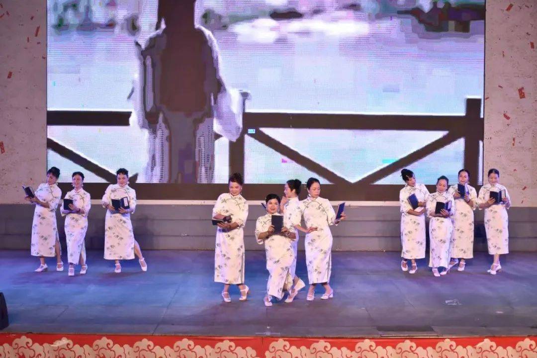 钦州市举办"56123"中国文艺志愿者服务日暨全民艺术普及专场晚会