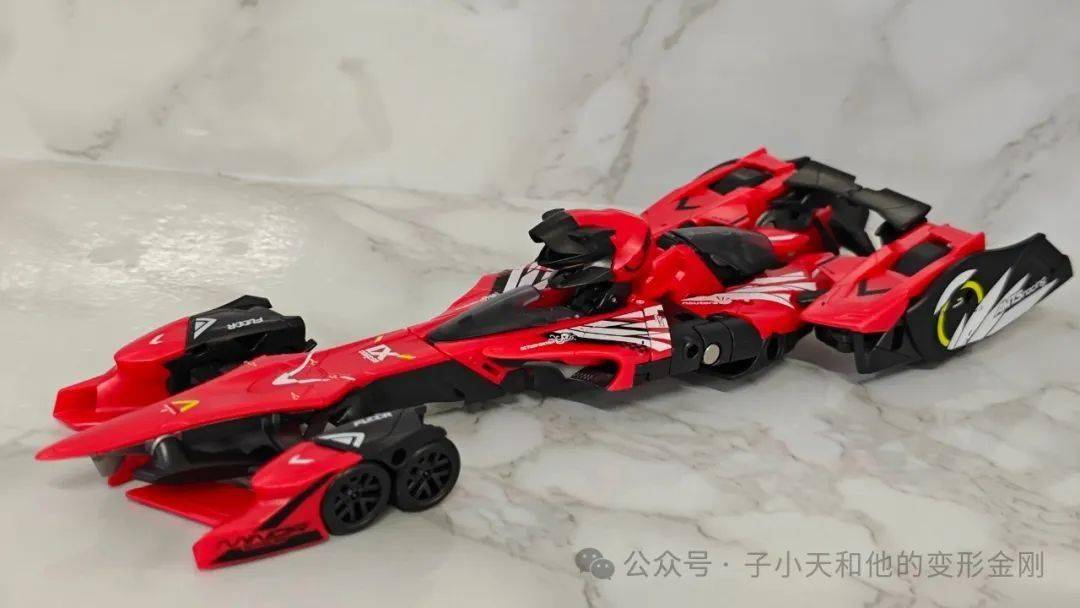 炫酷的红色闪电,这就是猎豹号给我们带来的视觉冲击.