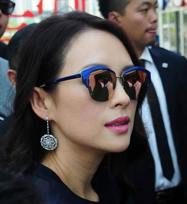 章子怡戛纳红毯竟然穿十年前造型,满脸都是雀斑,气质却很高级