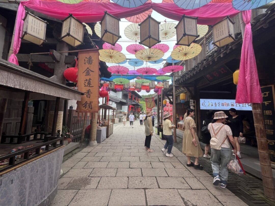 接着,大家来到神雕侠侣城体验古风换装剧中游,看看宋代江南水乡集市的