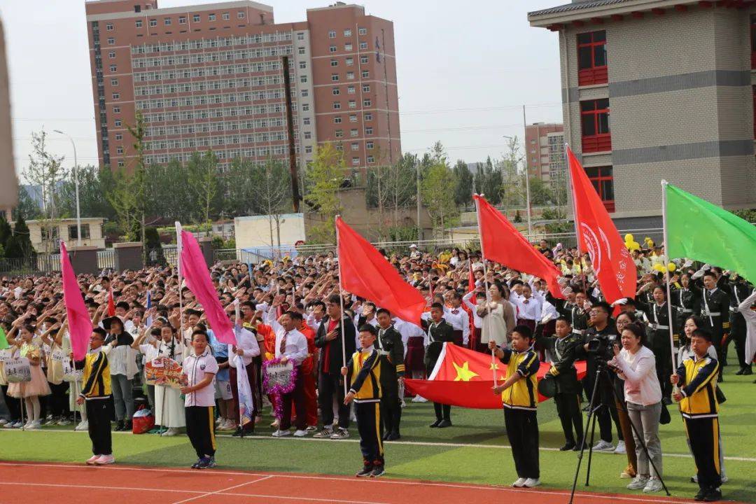 当雄壮的国歌奏起第一个悦耳的音符,全场肃立,鲜红的五星红旗像一团