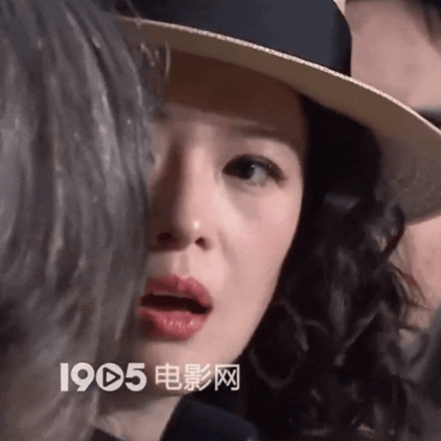 说实话,她的小表情我不觉得无理,反倒挺可爱的,不满里带点娇嗔.