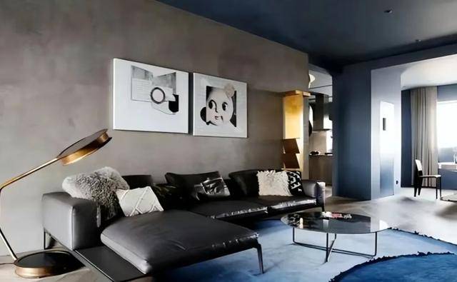 家里的设计基本都是出自他之手,与普通家庭的风格非常不同,井柏然家里