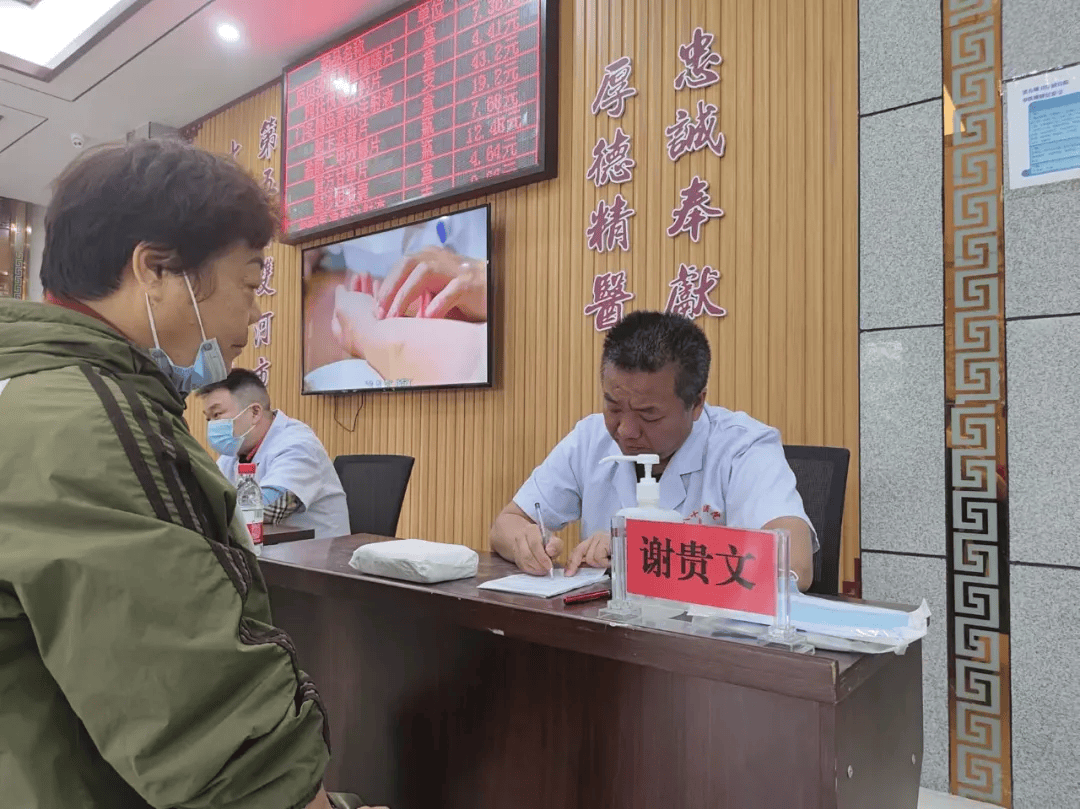 5月21日,在86团医院进行的义诊活动中,我院中医专家刘小鹏,心理专家