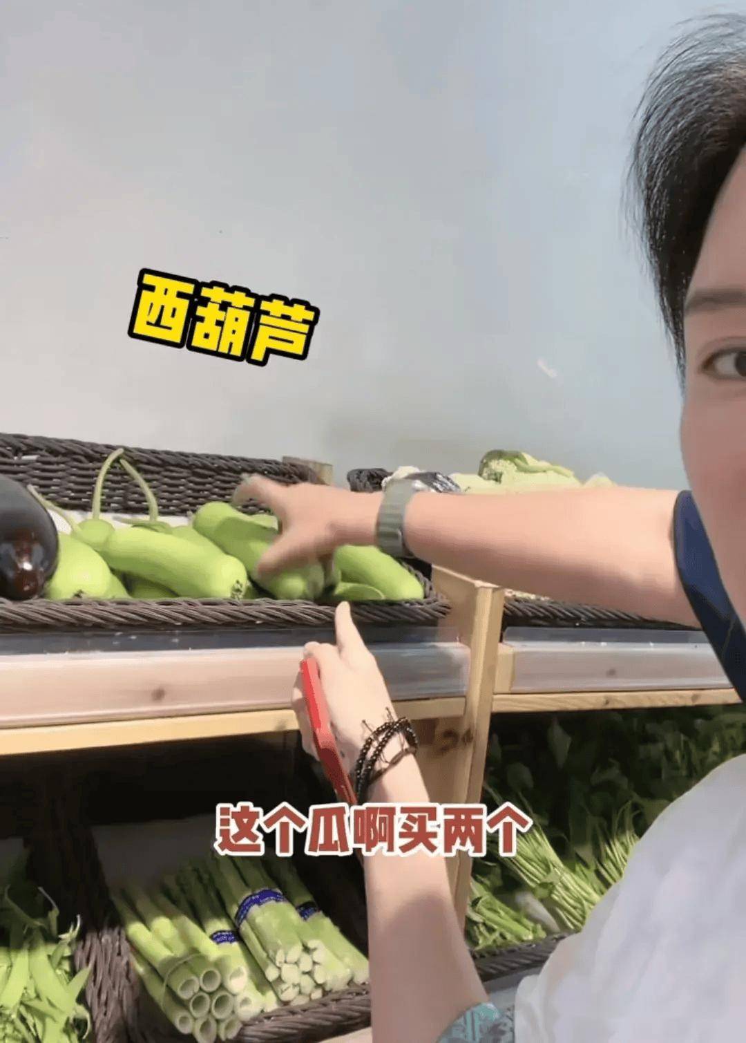 张纪中骑小摩托买菜,胖到肚子鼓出来老态十足,花117元直呼便宜