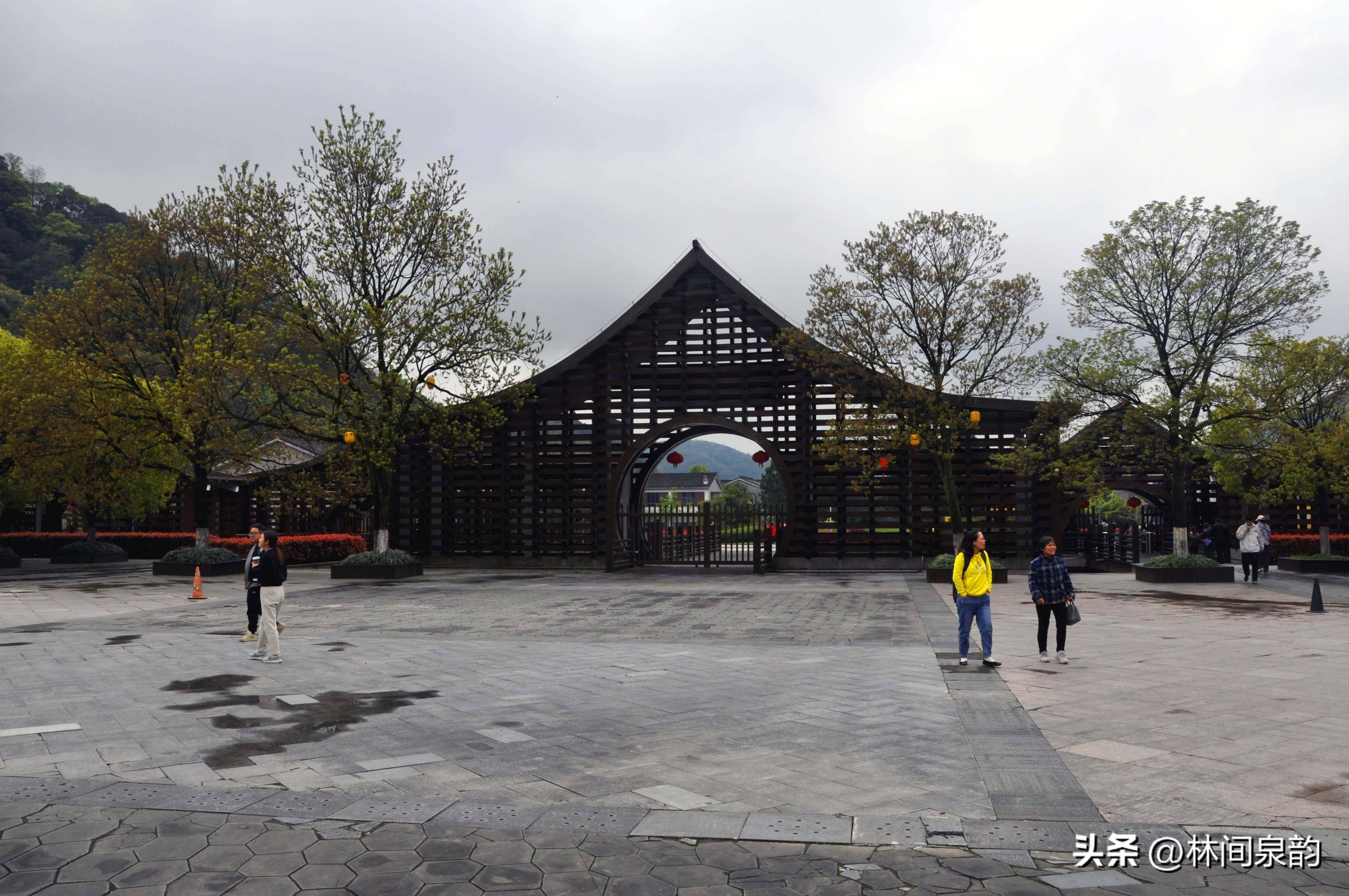 天童寺"群山峰抱一寺,一寺镇群山峰",美丽传说流传了1700多年