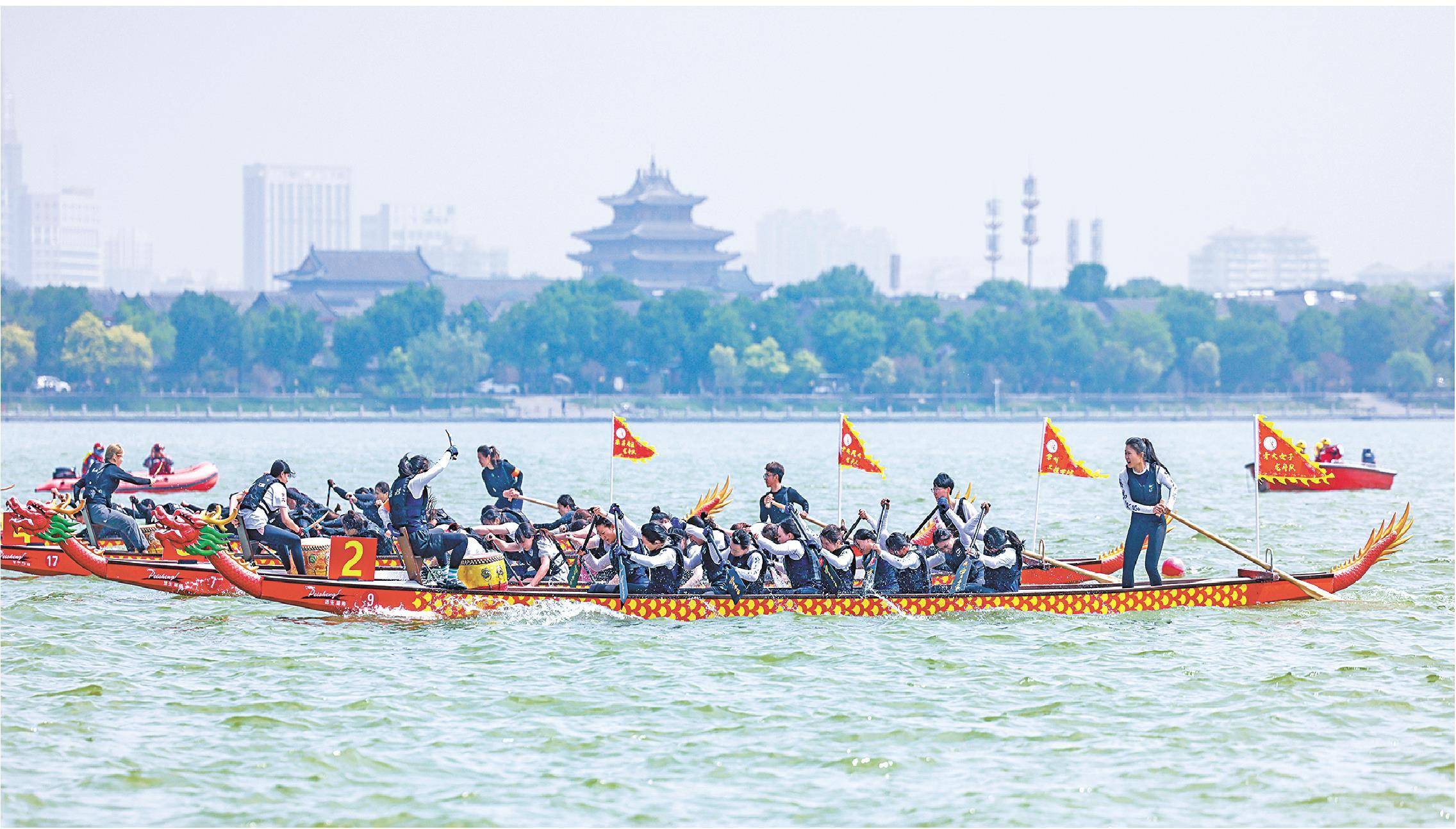 东昌湖上赛龙舟