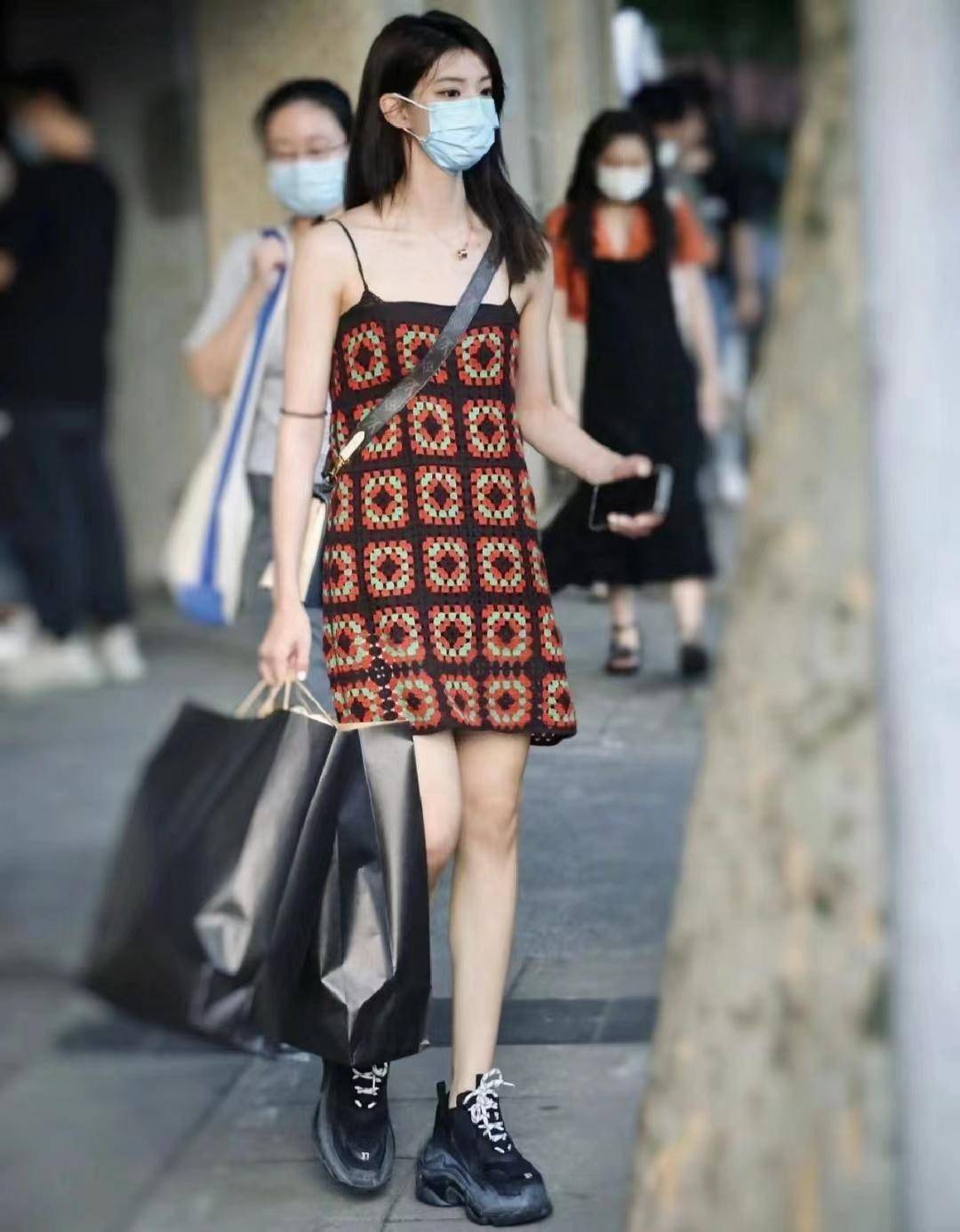 被真实上海街拍惊艳!满街女生都在穿"吊带裙",身姿迷人皮肤白