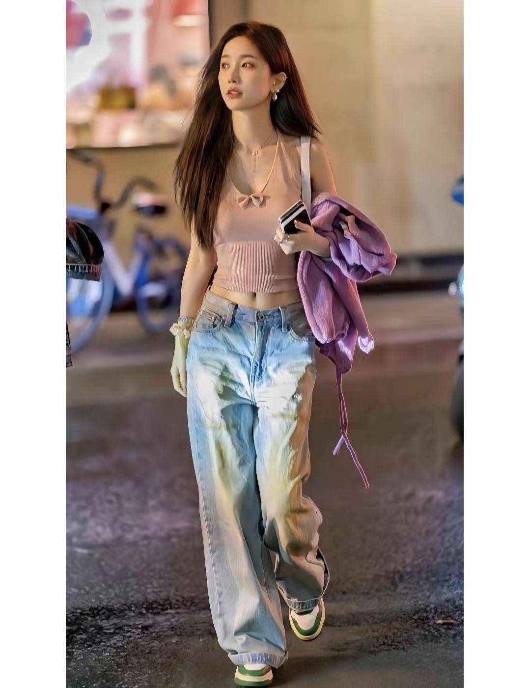 被上海街拍惊艳到!满大街都是"低腰裤,裙",小细腰露肚脐养眼