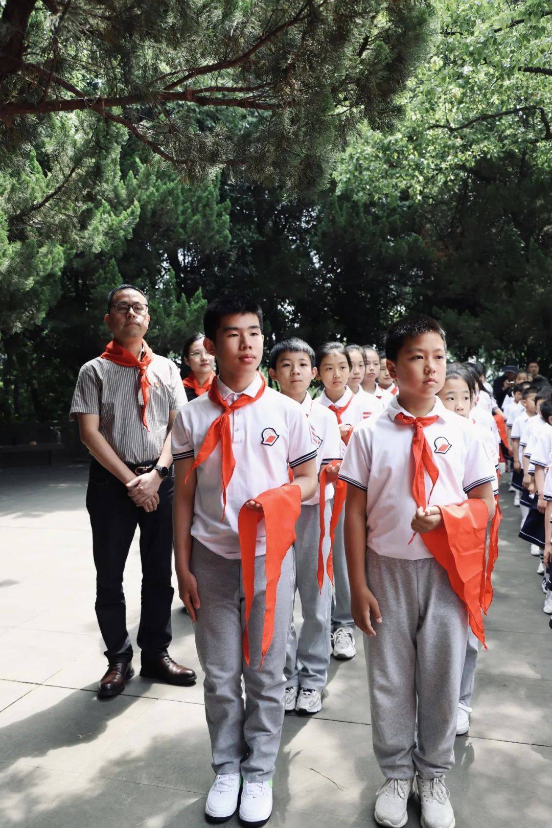 【荷润德育】传承红色基因 争当入队先锋——记育才实验小学教育集团