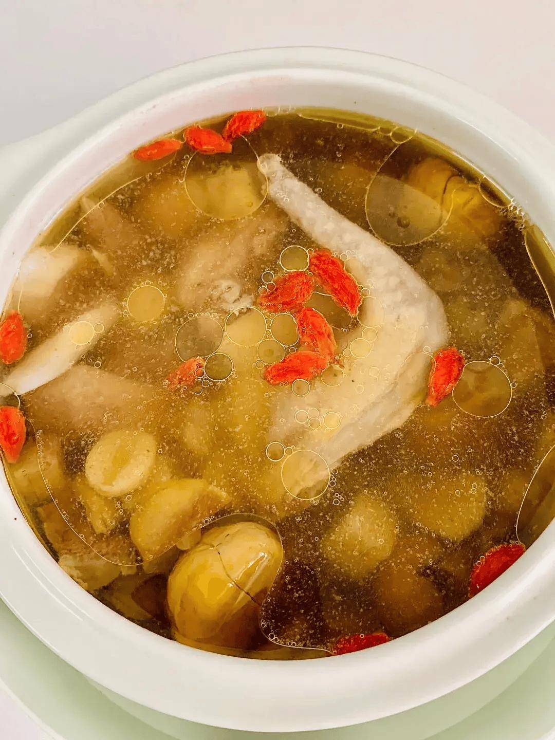 养生第一要排湿,这些汤每天一碗换着吃,气足精神好