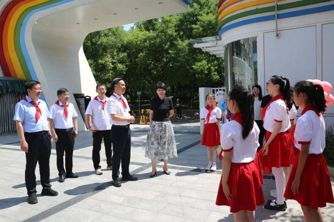 "六一"节前王佑明副区长走访慰问板厂小学