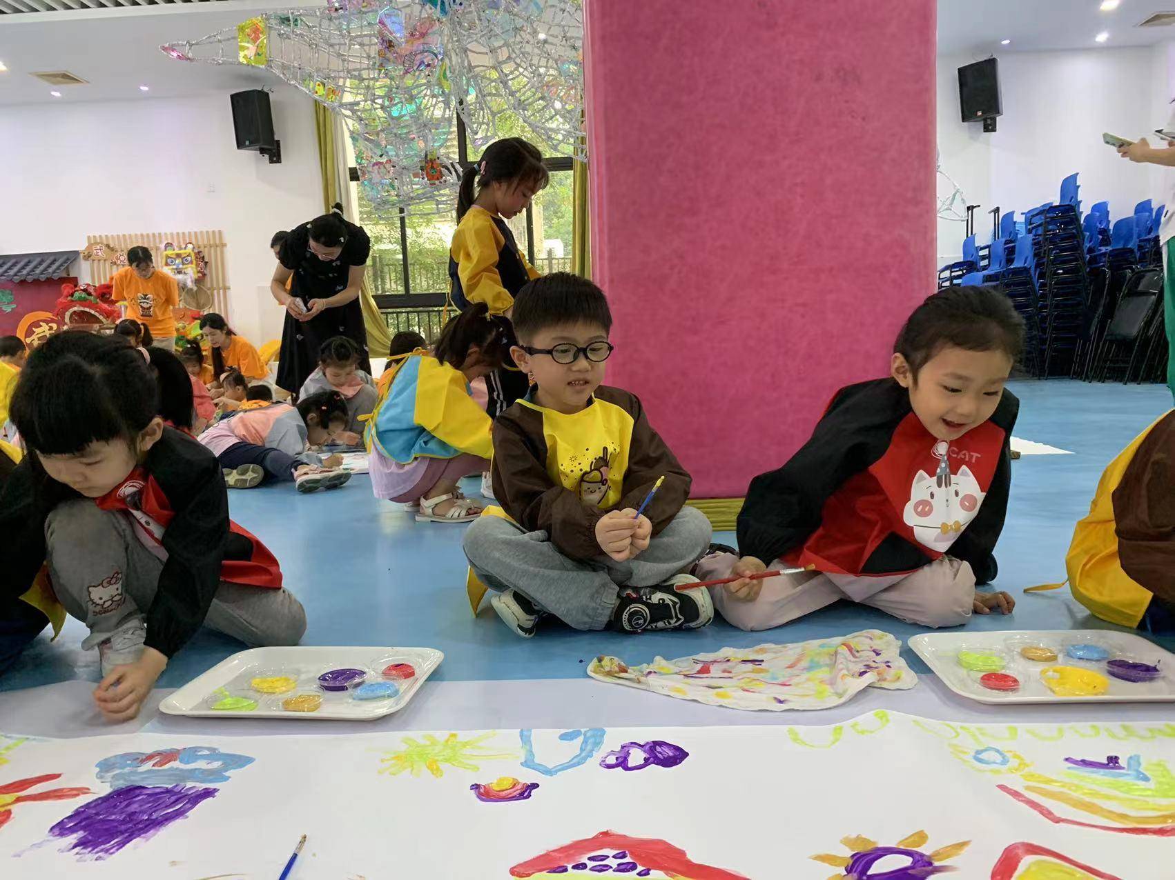 禅城区明珠幼儿园 | 200位"小画家"叽叽喳喳搞创作,6幅长卷萌出天际!