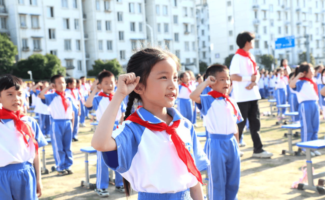 歙县丰乐小学校长吴淑艳为新任中队辅导员颁发聘书.
