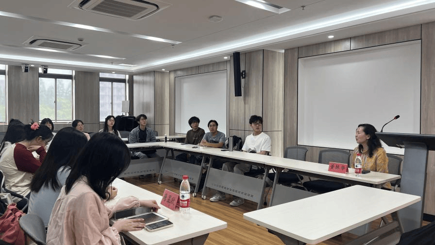 让我们跟随着董振华老师的步伐"影随星动"观影沙龙活动顺利落下帷幕.