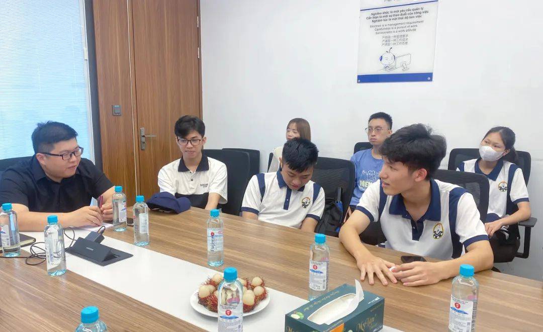 太原工业大学和河内工业大学教师代表向舜宇团队表示感谢,感谢舜宇