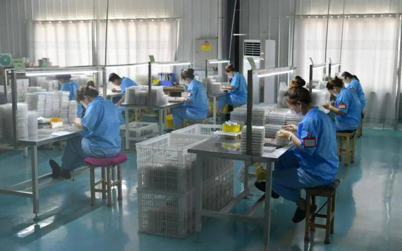 别拿"包薪制"模糊员工福利待遇 | 新京报快评