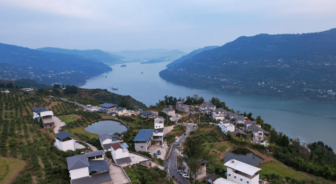 站在云阳县巴阳镇巴阳村临江而建的景观长廊远眺,网红"打卡地"五指