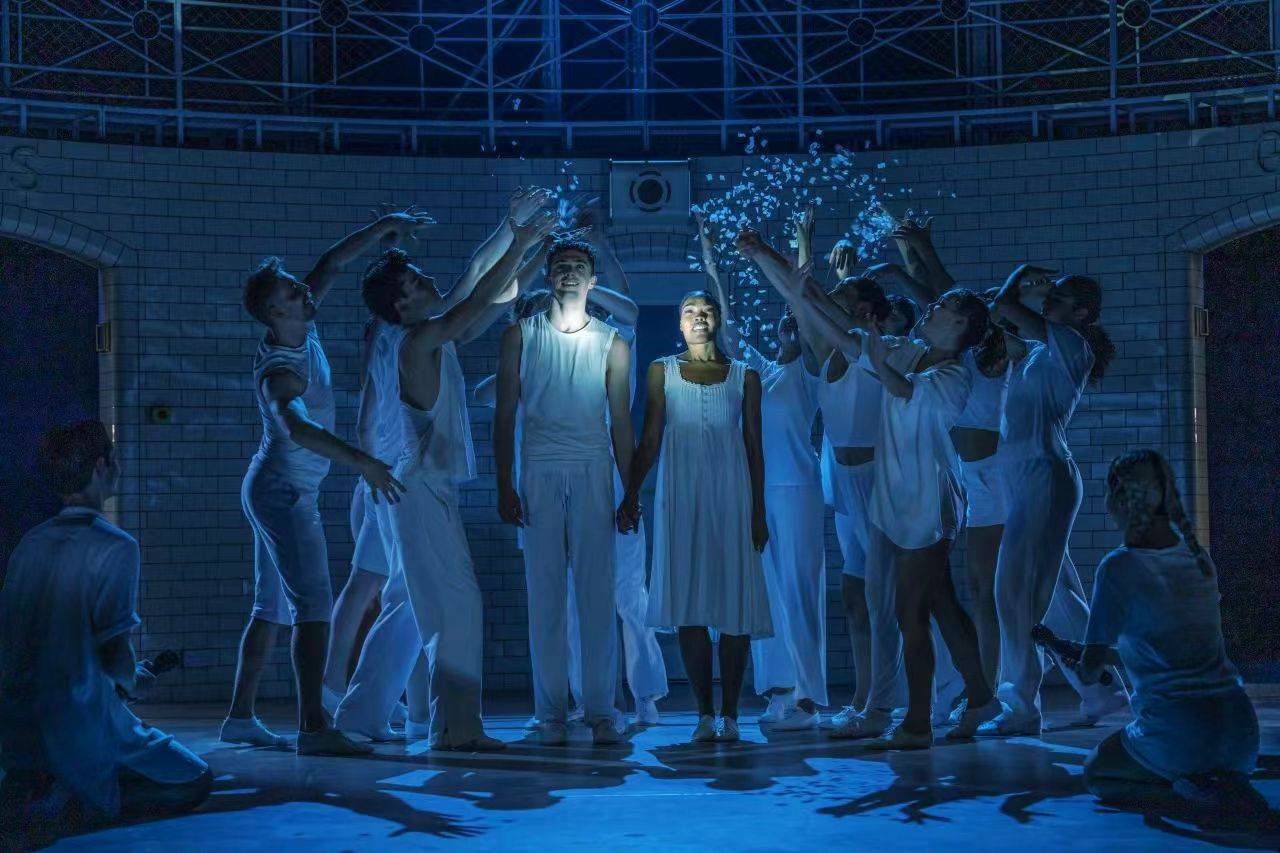 舞剧《罗密欧与朱丽叶》6月北京上演,马修·伯恩颠覆故事设定_观众_作