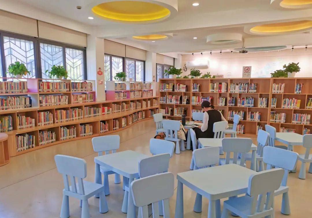 3楼整层为少儿阅读空间,包括少儿书架,绘本架,少儿阅读区,少儿活动室