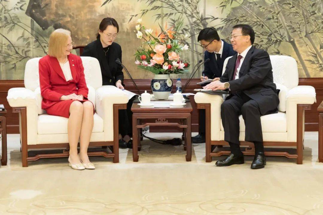 上海市市长龚正会见澳大利亚昆士兰州州督珍妮特·杨、希腊阿提卡省省长哈扎利亚斯_合作_发展_两地