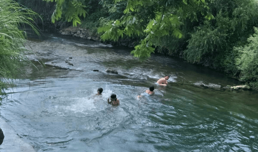 童年夏天裸泳男女图片