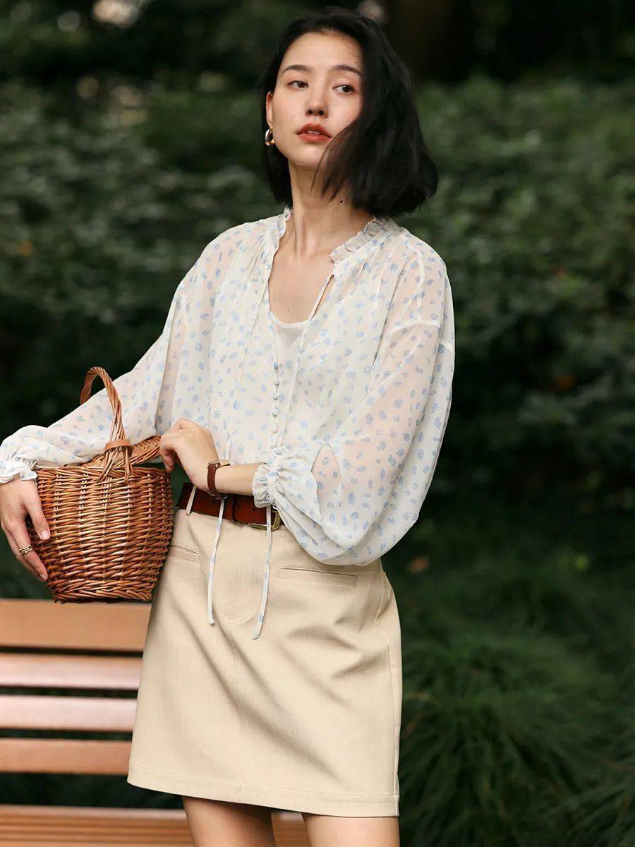 的吊带内搭提升了穿着的舒适度,浪漫的花边领口和袖口尽显法式优雅