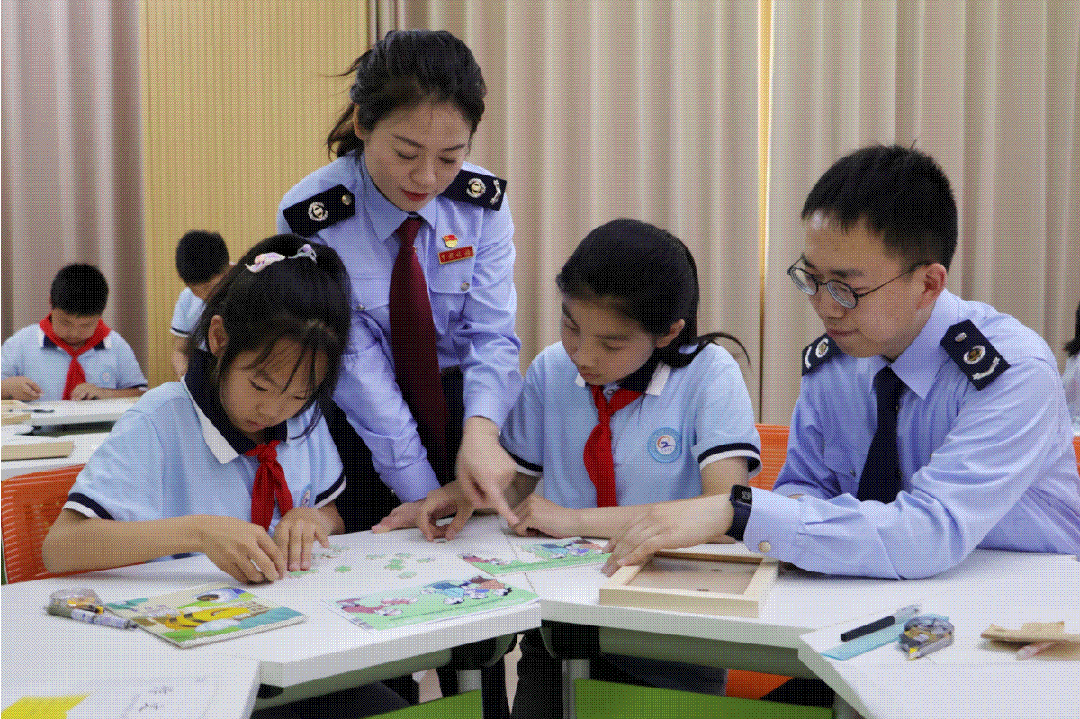 "六一"前夕,国家税务总局常州市钟楼区税务局与西仓桥小学联合举办"小