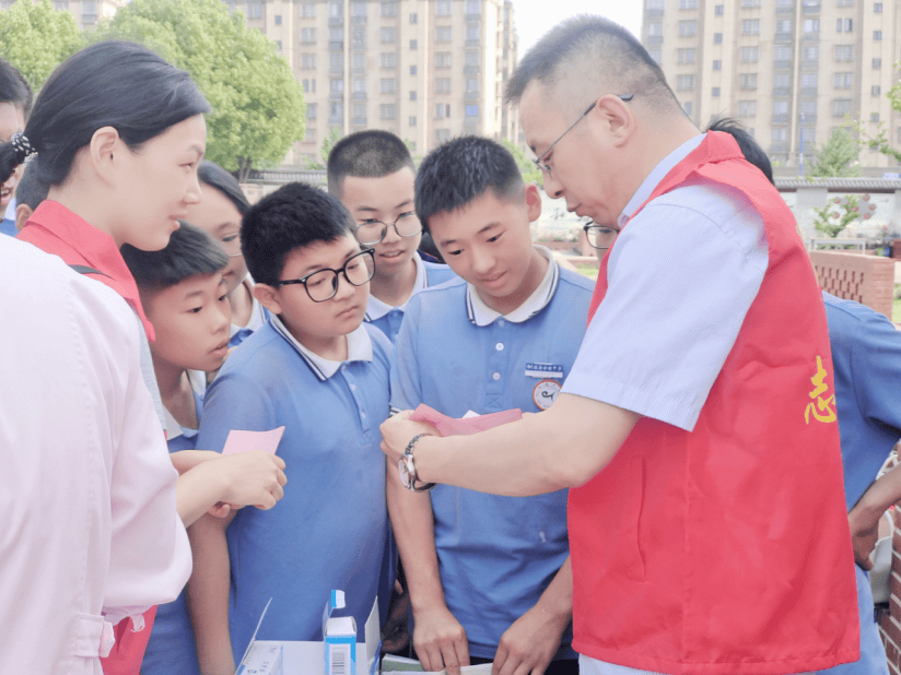 5月24日,镇海区第37个世界无烟日宣传活动在古塘中学开展,除了为