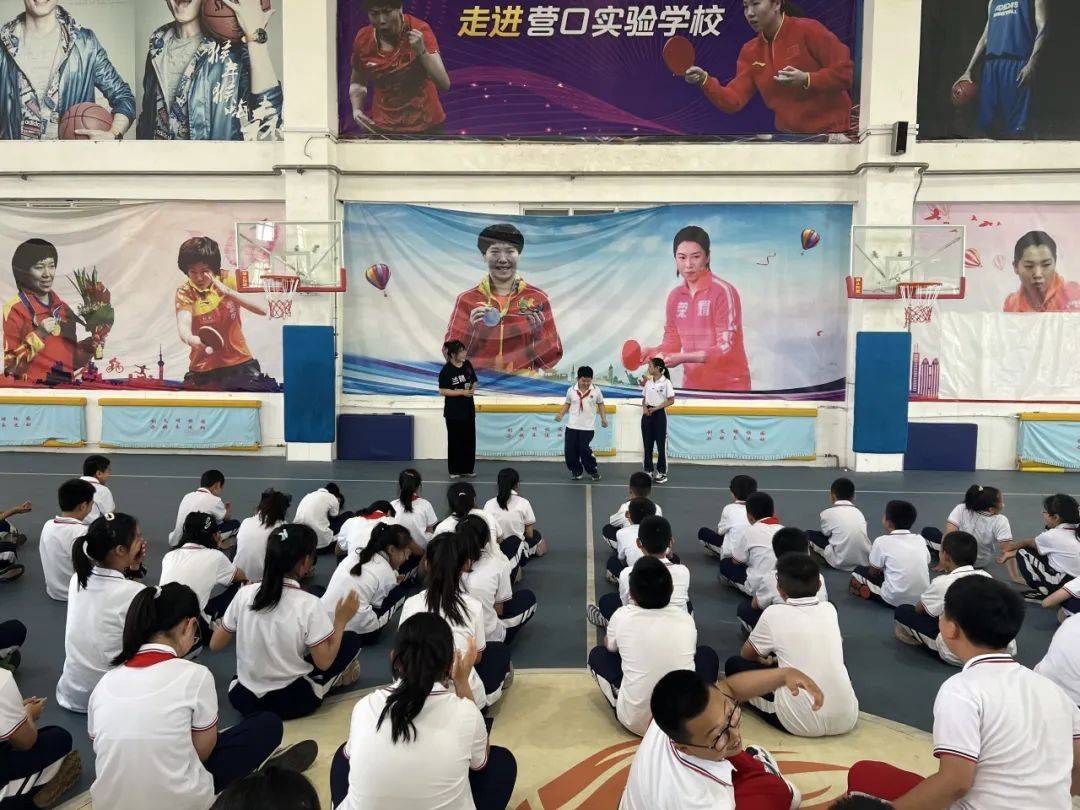 市妇联走进营口实验学校开展"手牵手,共筑梦想天空"心理健康主题团训