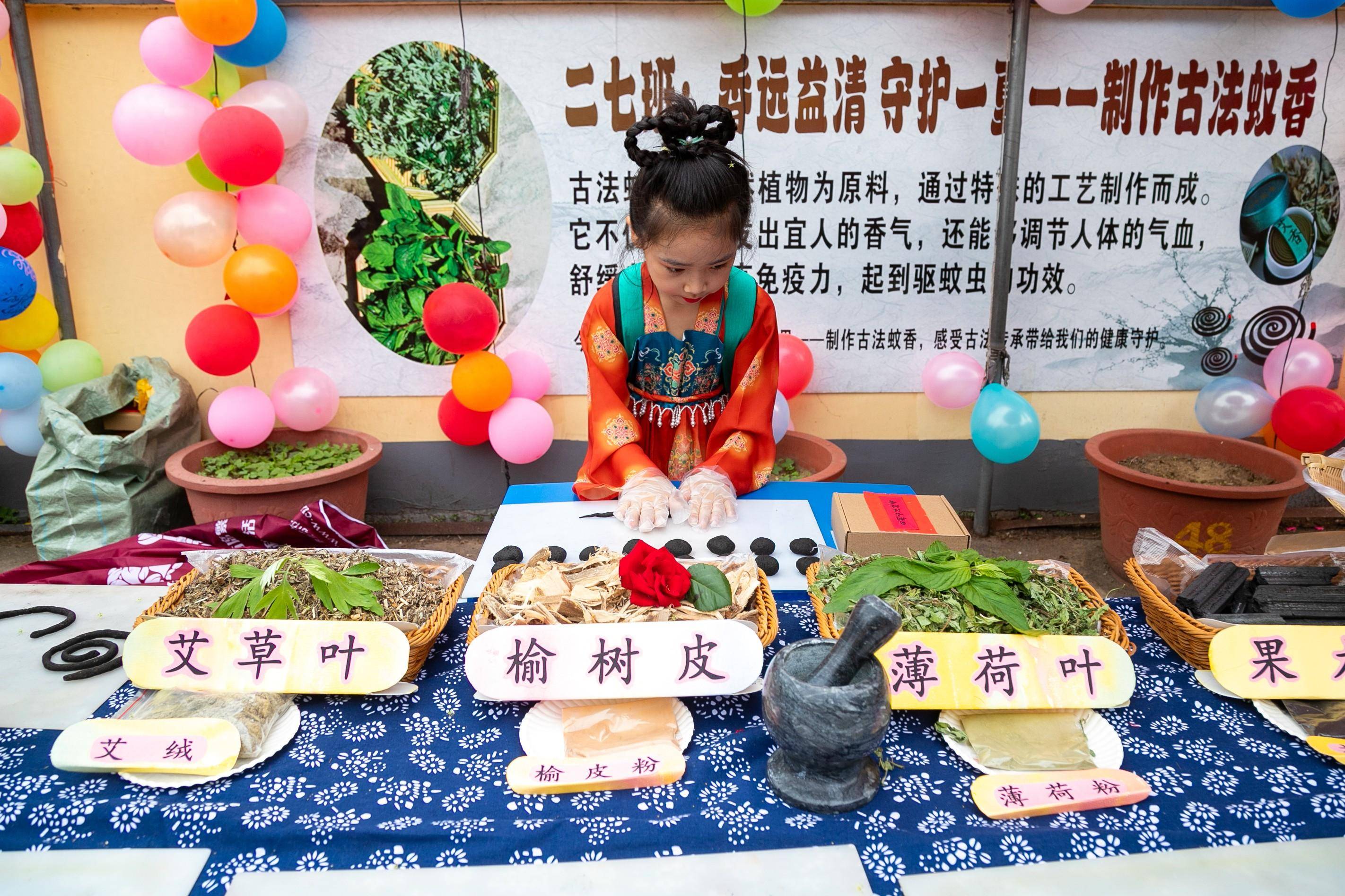 嘉年华活动",以"趣享童年乐享成长"为主题,开展文艺汇演,个人才艺展示