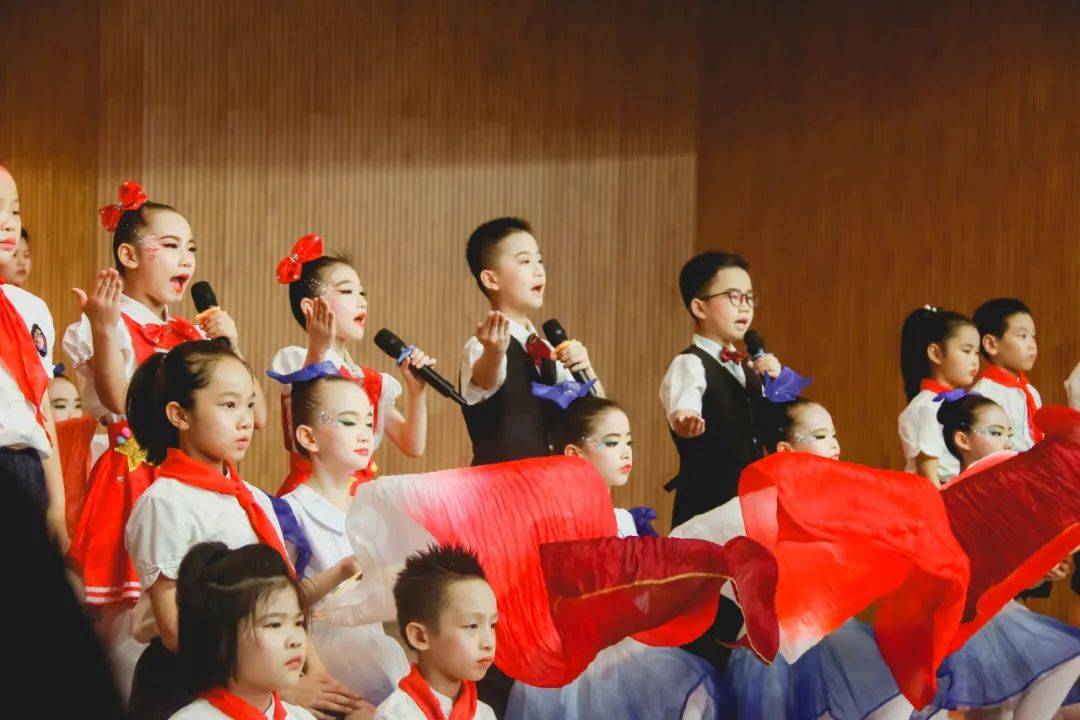 302班朗诵的《中国脊梁》深情回顾革命先烈的英勇事迹,同学们用铿锵有