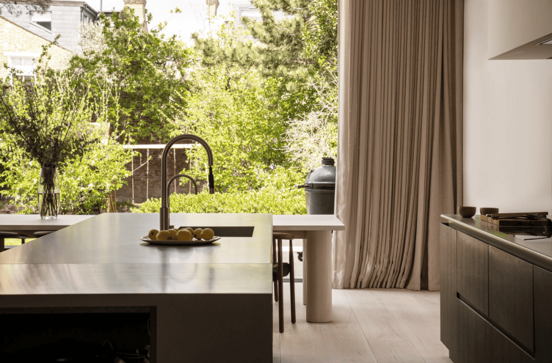 设备墙上冰箱,烤箱,表面均采用不锈钢面板,而其他柜门则选择棕色铝塑