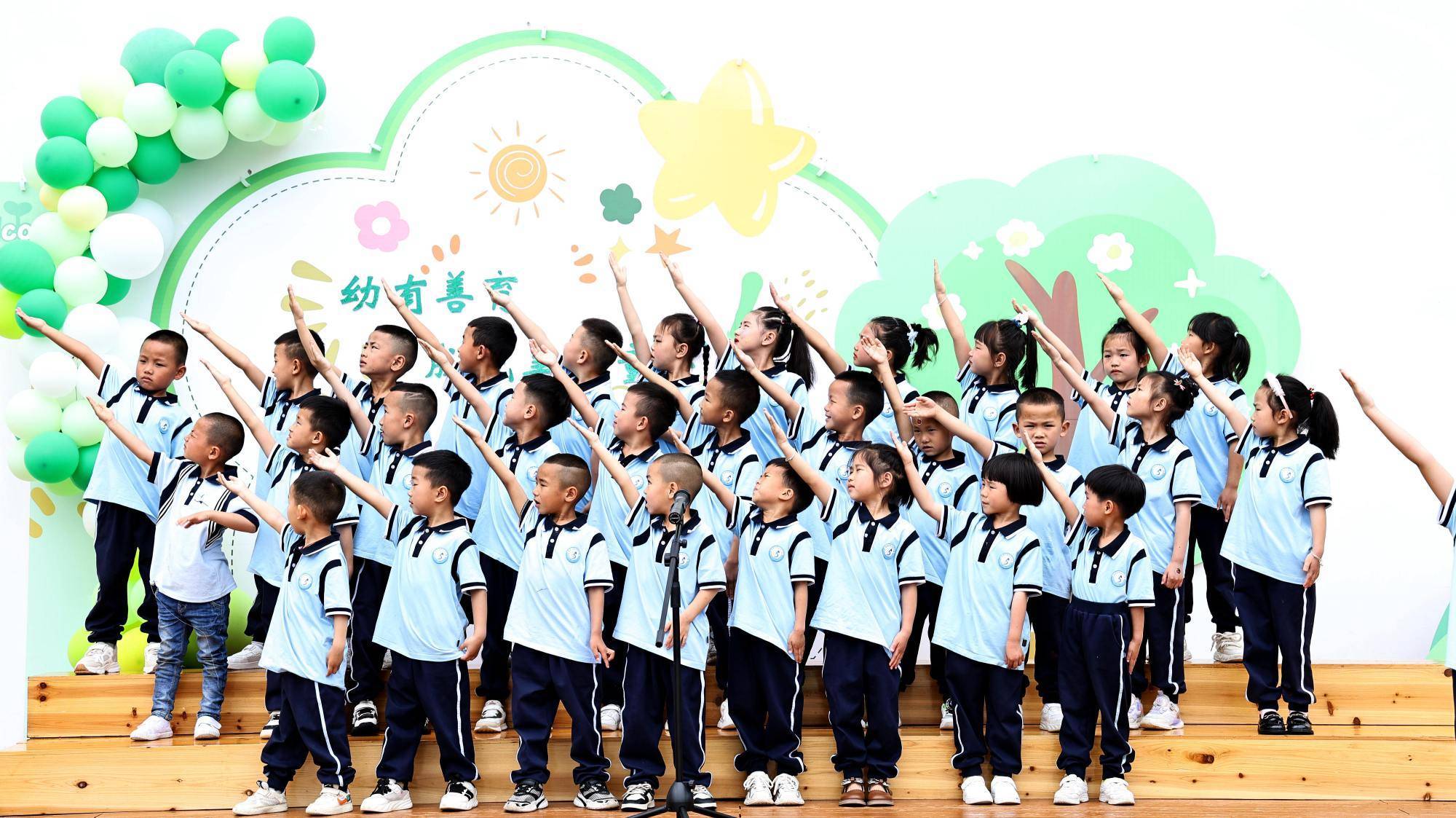 (奉力 摄)施秉县晨阳幼儿园师生共出"雨伞操"(龙艳 摄)施秉县第一小学