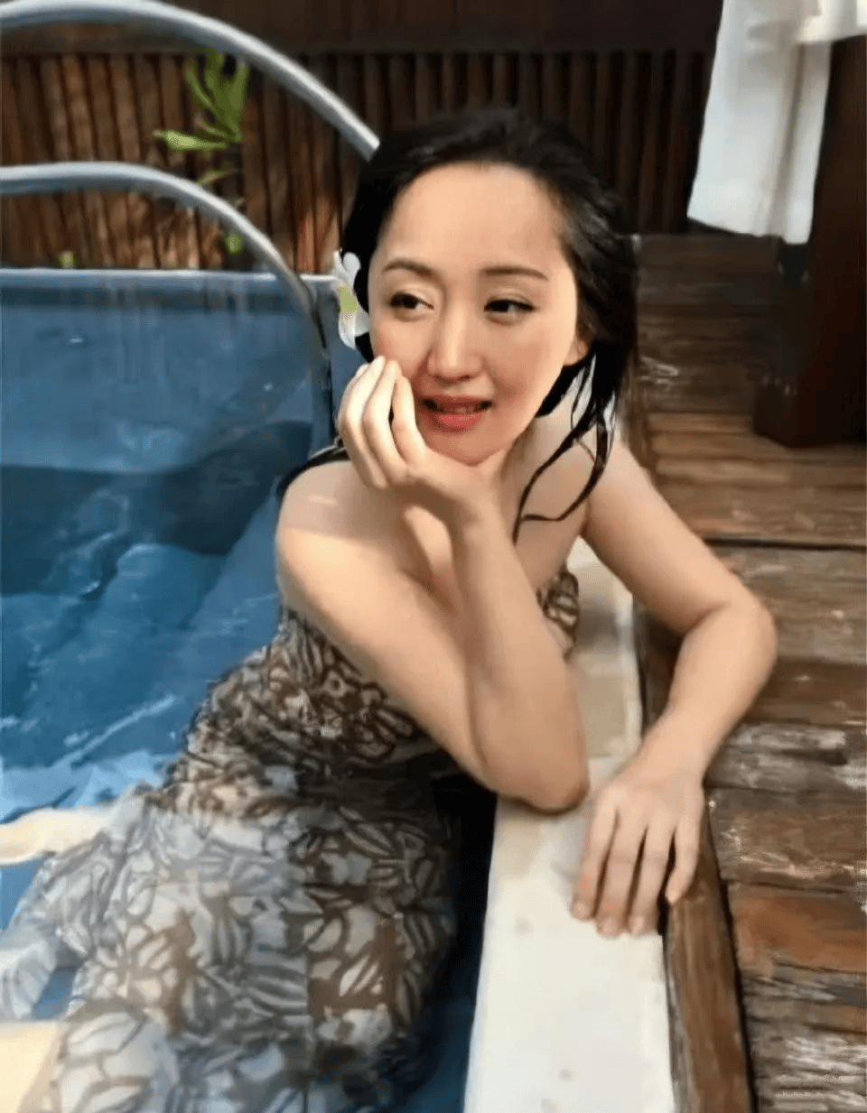 52岁杨钰莹的"豪宅"火了,一个人,养花种菜,与狗相伴,一进屋就被治愈