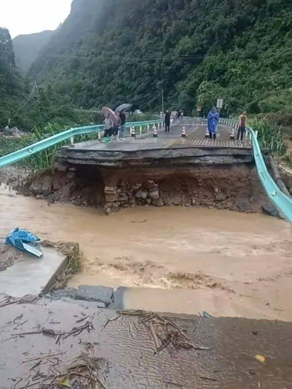 贵州罗甸县一桥梁坍塌!"系洪水导致,未造成伤亡"_罗悃镇_视频_雷雨