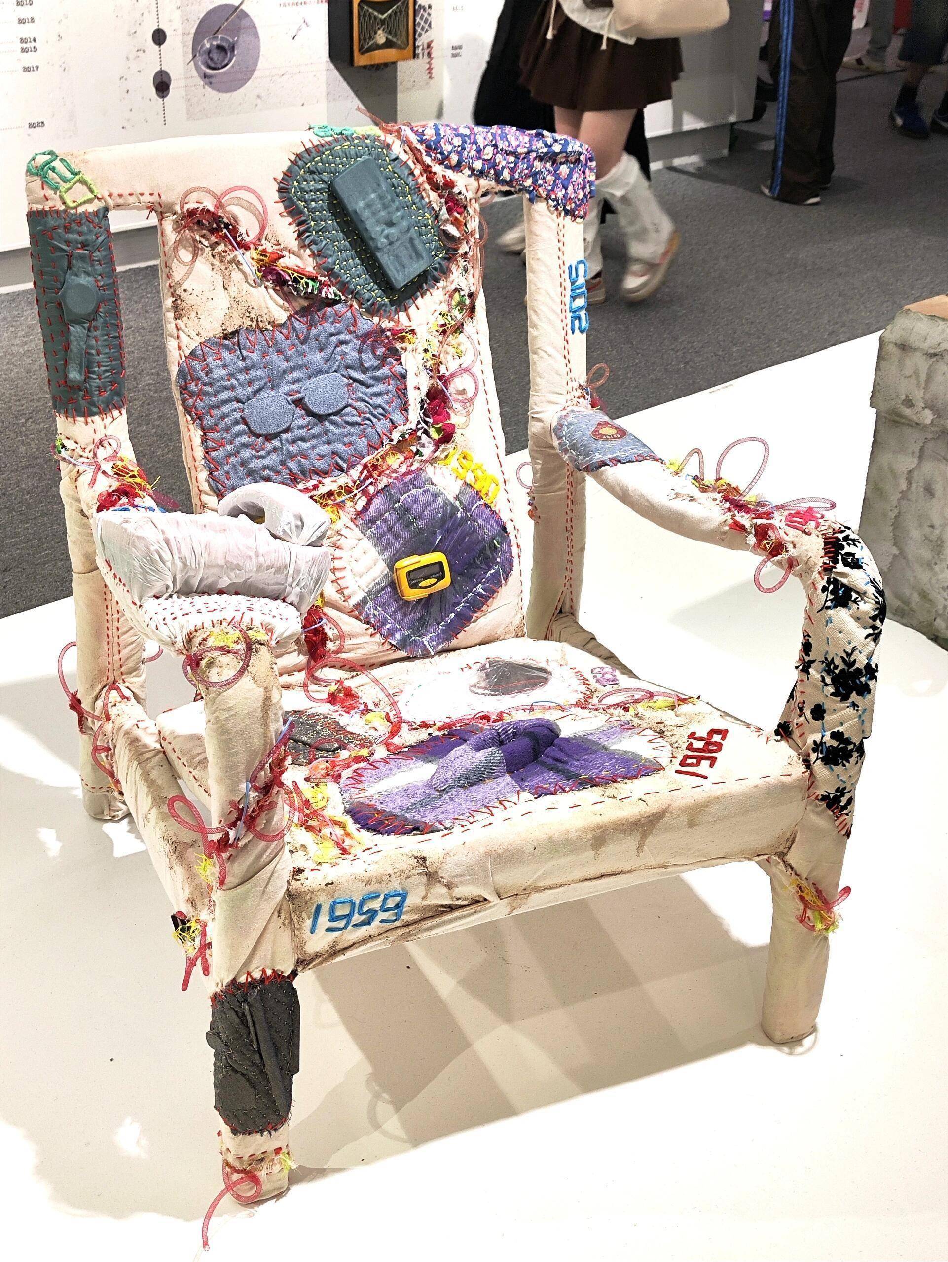 广美毕业展"垃圾艺术"?塑料袋长腿,鸡毛满天飞,网友:长见识