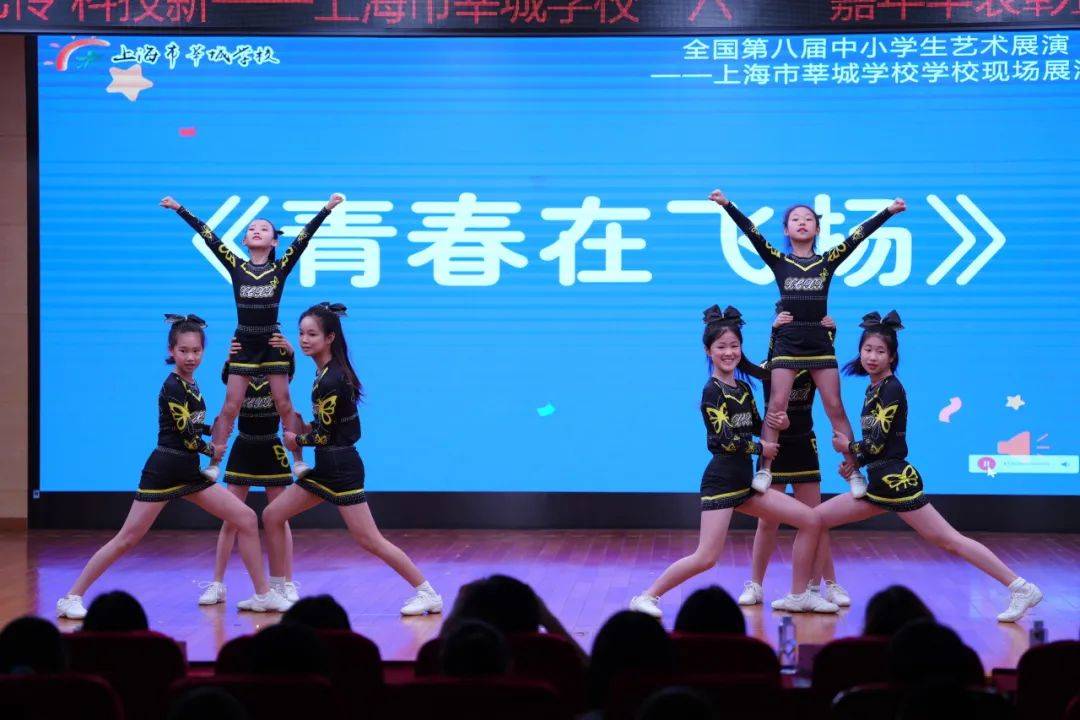 在科技竞赛中斩获佳绩的徐子菲,彭寅熙,周政宇和钱一铭作交流发言.