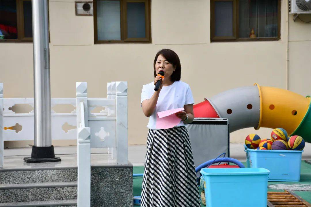 党支部书记,园长牛瑞丽对大家的到来表示热烈欢迎和诚挚感谢,她向小