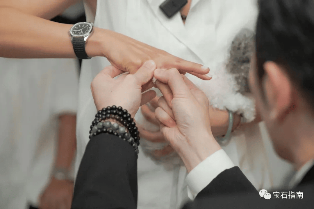 汪小菲晒结婚证，相比求婚钻戒，这次的“鸽子蛋”结婚钻戒更吸睛！