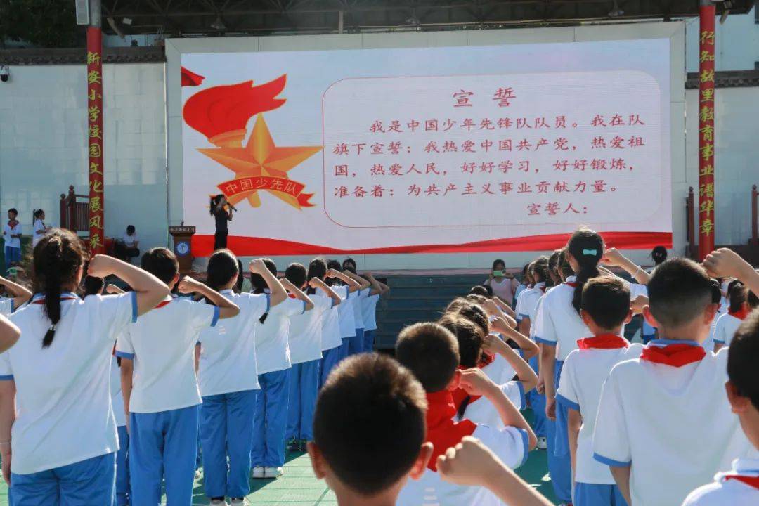 黄山区甘棠中心学校举行了以红领巾爱祖国为主题的少先队新队员入队